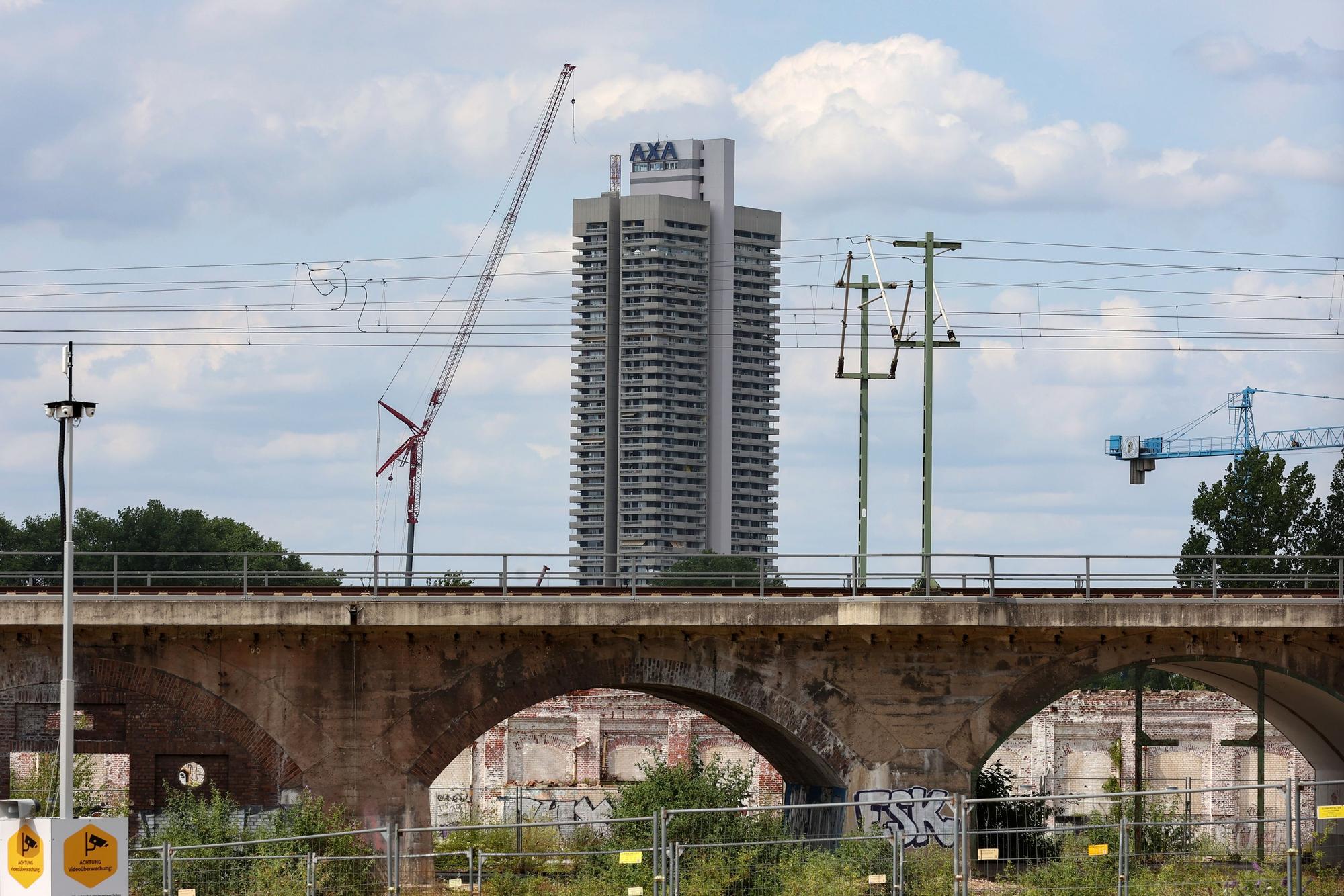 Der Kran ist mit 156 Metern etwas größer als das Hochhaus.