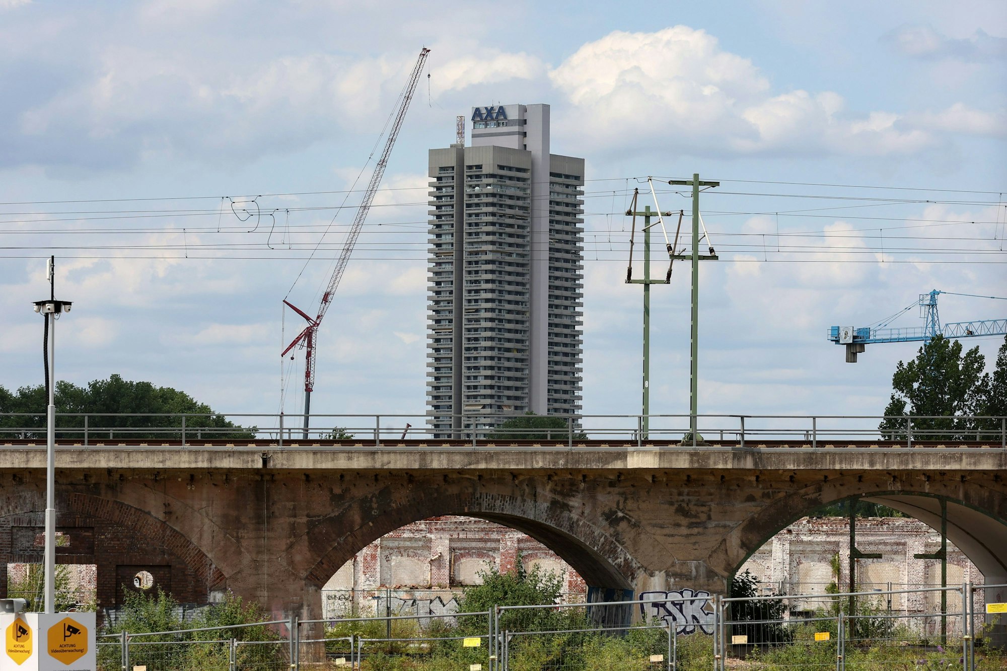 Der Kran ist mit 156 Metern etwas größer als das Hochhaus.