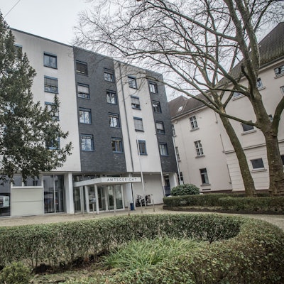 Blick auf den neuen Teil des Amtsgerichts in Opladen