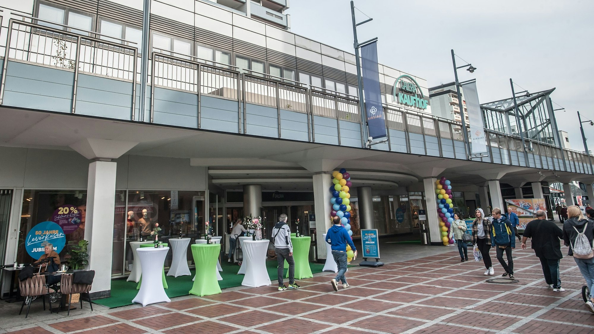 Stehtische vor der Kaufhof-Filiale in Wiesdorf