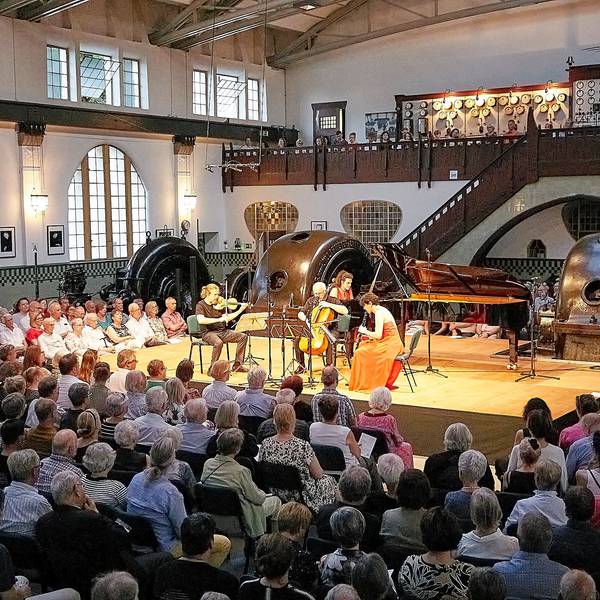 Im Rahmen des Festivals Spannungen sitzen Konzertbesucher im Kraftwerk in Heimbach.