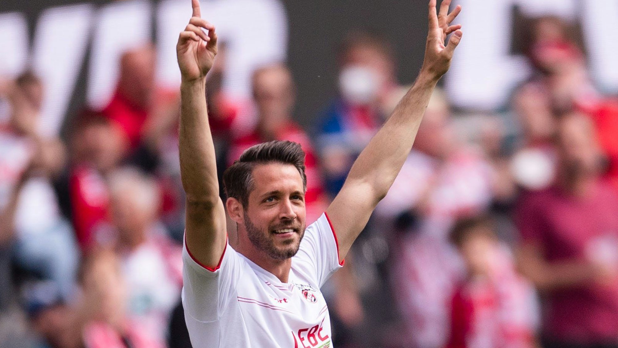 Mark Uth vom 1. FC Köln jubelt im April 2022 über seinen Treffer gegen Arminia Bielelfeld.