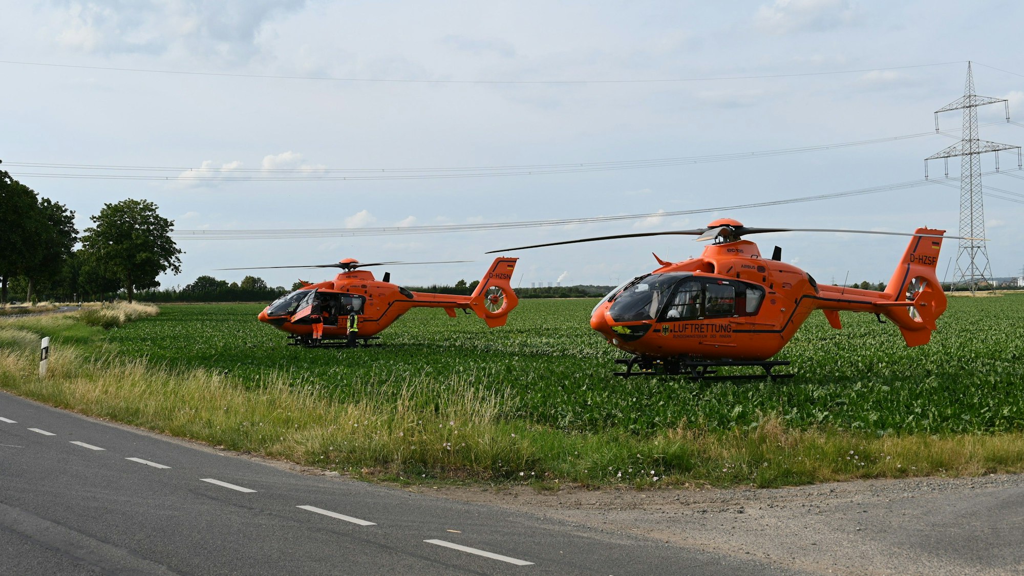 Das Bild zeigt einen Rettungshubschrauber auf einem Feld.