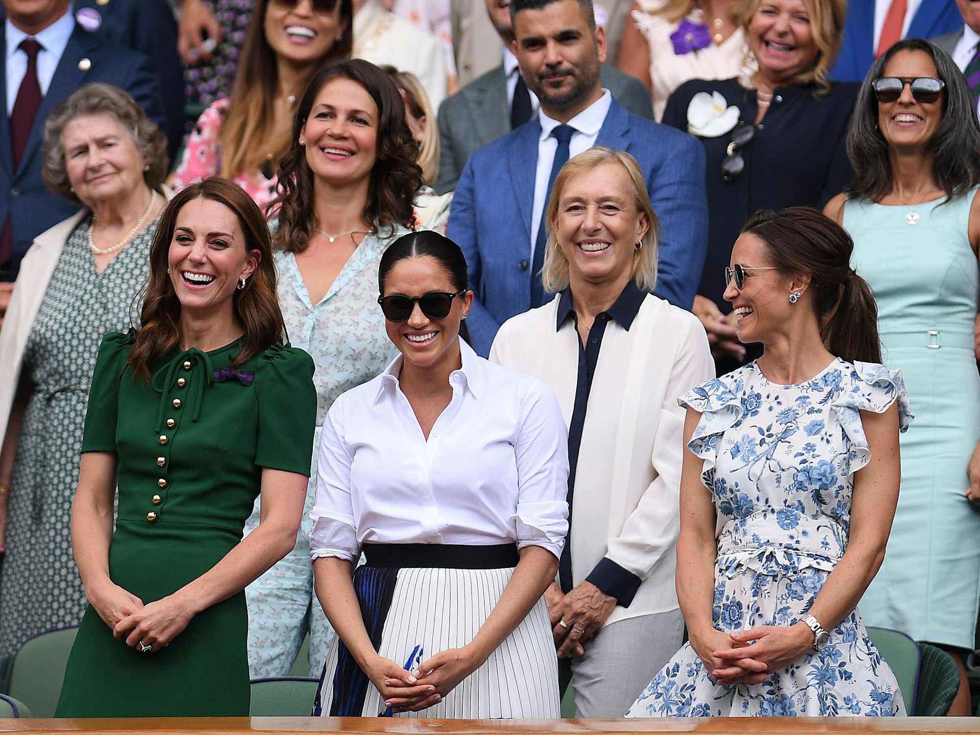 Kate Middleton, Meghan Markle und Pippa Middleton lächeln in der Royal Box nach dem Finale im Dameneinzel in Wimbledon 2019.