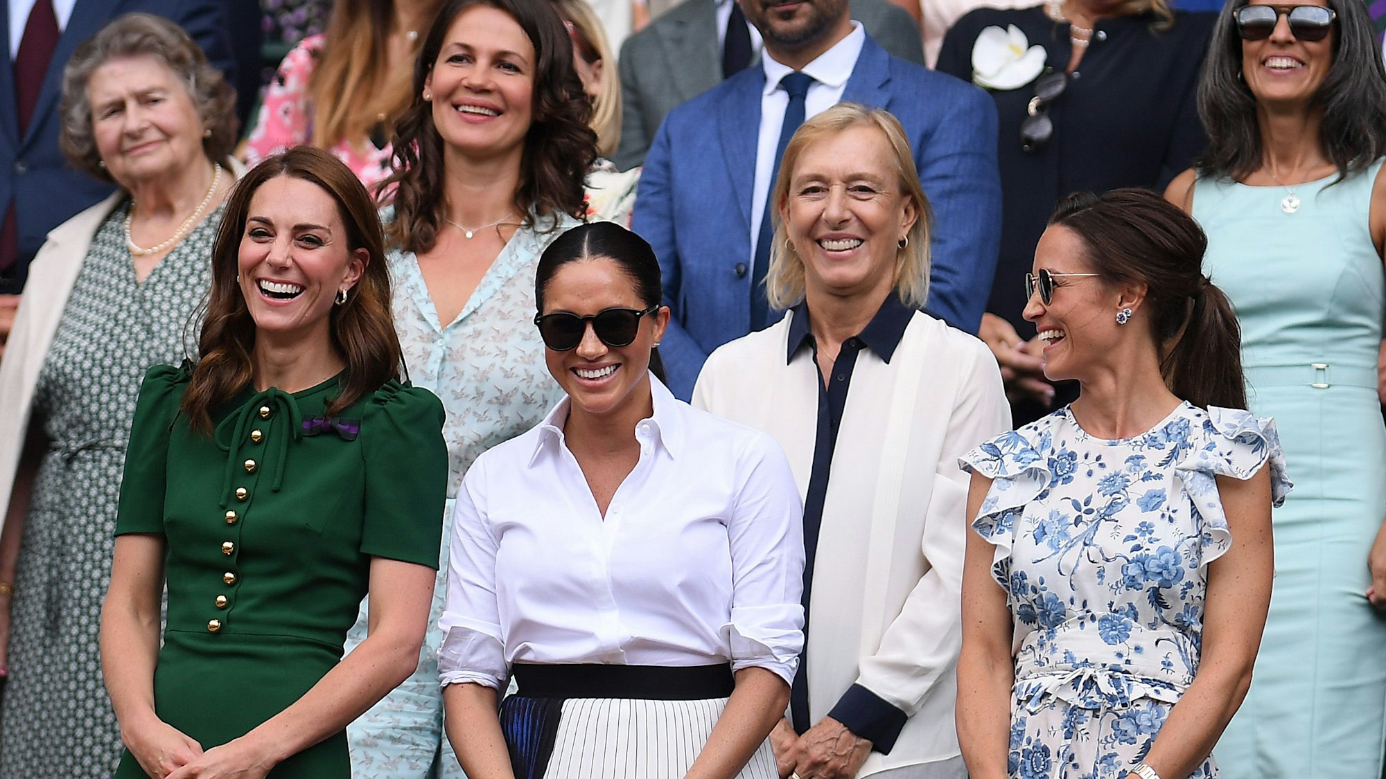 Kate Middleton, Meghan Markle und Pippa Middleton lächeln in der Royal Box nach dem Finale im Dameneinzel in Wimbledon 2019.