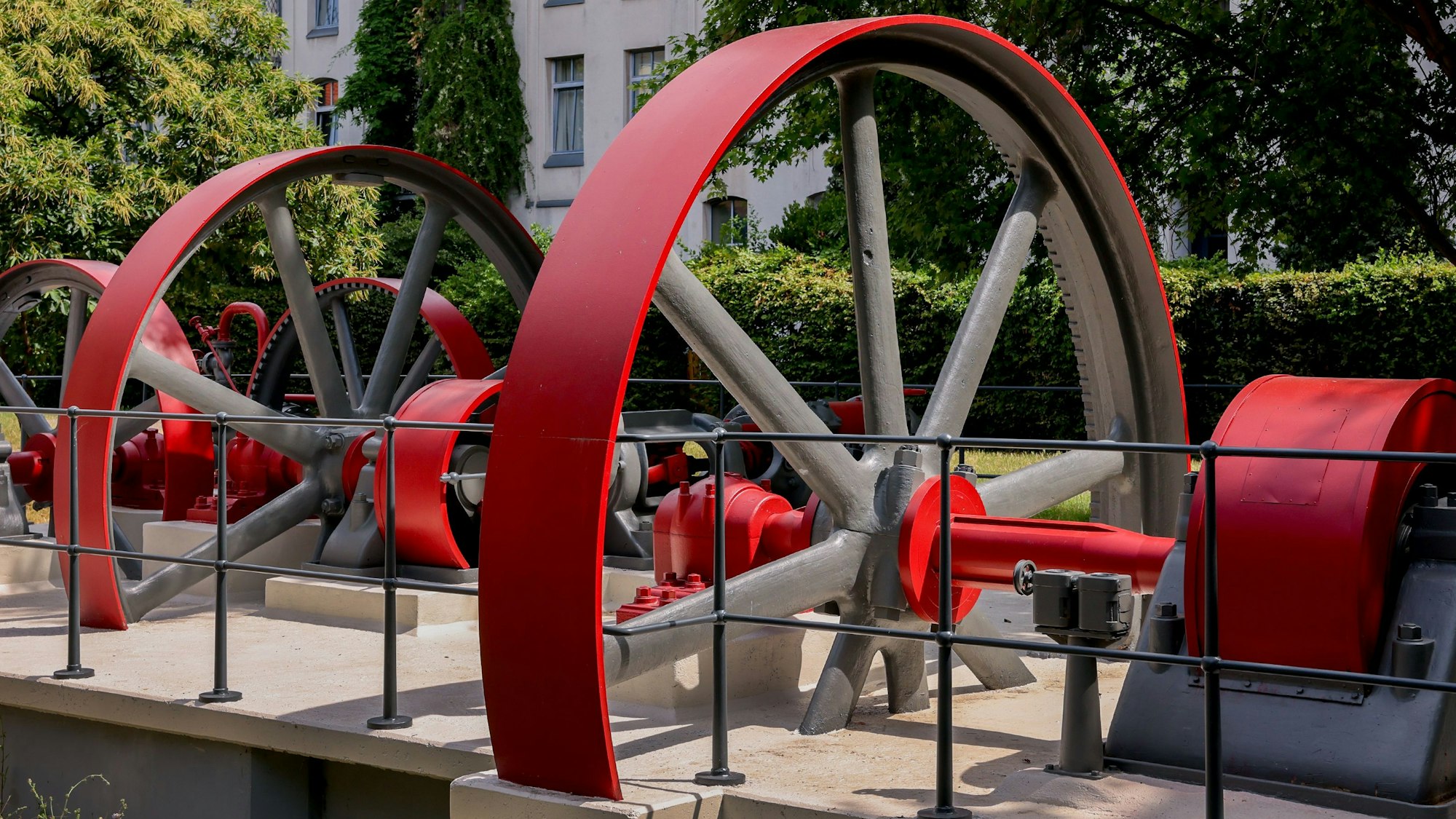Die roten Räder im Sonnenschein