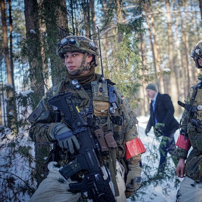 Bundeswehrsoldaten bei einer Übung, Deutschland will die Nato-Ostflanke in Litauen dauerhaft mit 4000 Soldatinnen und Soldaten stärken. (Symbolbild)