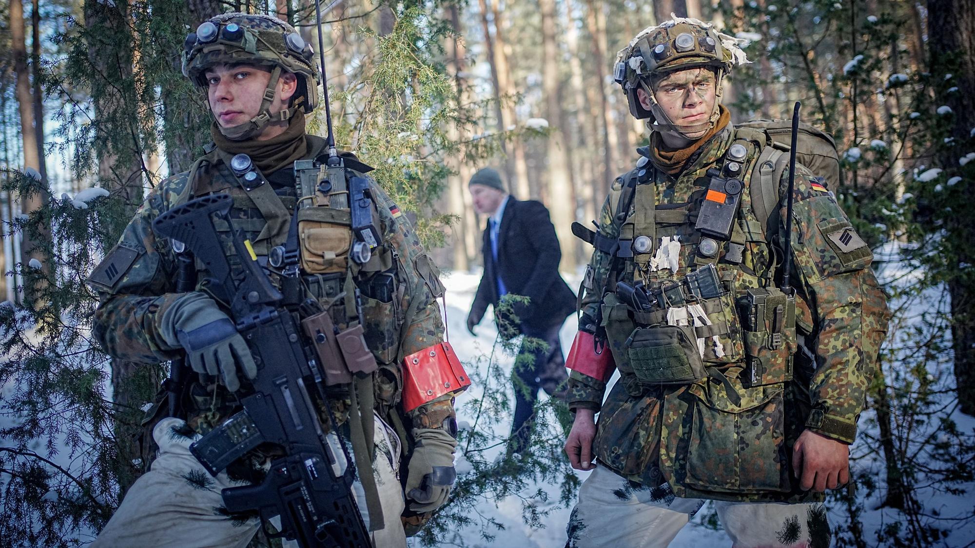 Bundeswehrsoldaten bei einer Übung, Deutschland will die Nato-Ostflanke in Litauen dauerhaft mit 4000 Soldatinnen und Soldaten stärken. (Symbolbild)