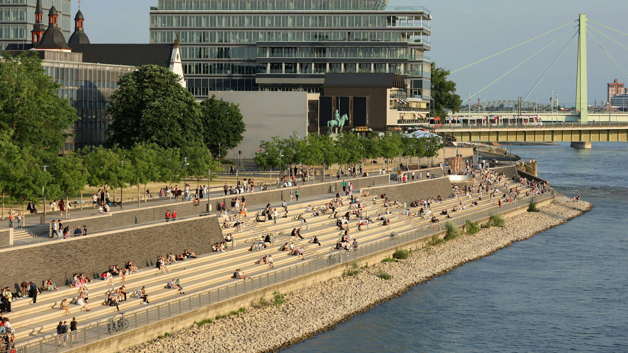 Kölner
Rheinboulevard an einem Sommerabend