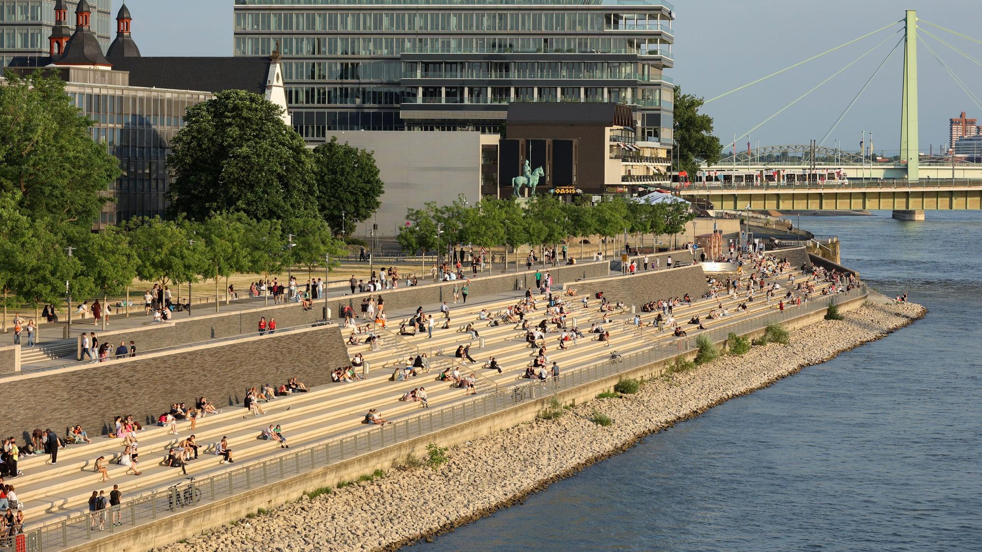 Der Kölner Rheinboulevard am 23. Juni