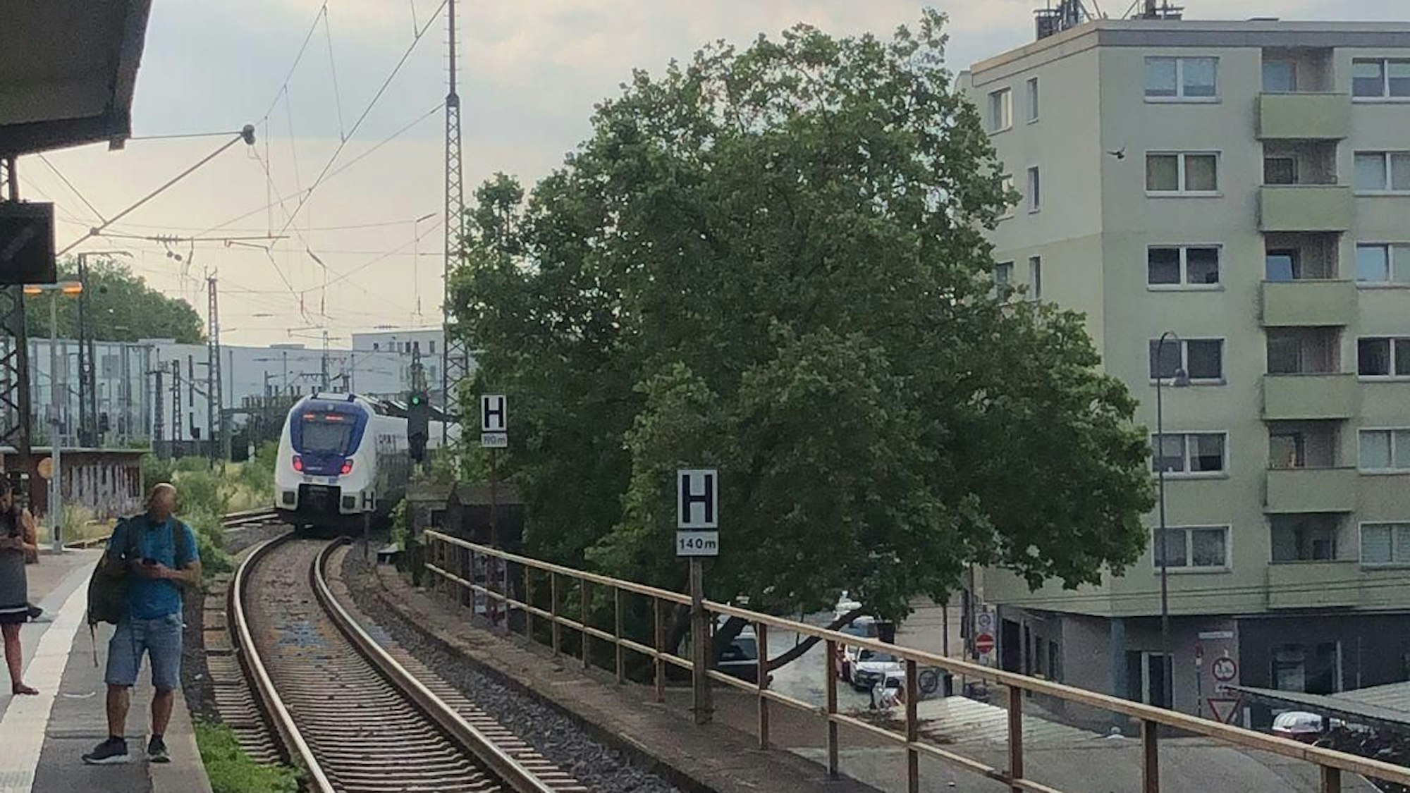 Die RB 48 stand kurz nach der Ausfahrt Köln-Süd mehr als 30 Minuten.