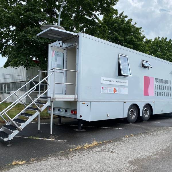 Das sogenannte Mammobil steht auf dem Firmenparkplatz des Brühler Unternehmens Dom-Sicherheitstechnik.