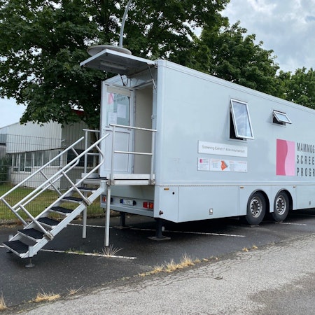Das sogenannte Mammobil steht auf dem Firmenparkplatz des Brühler Unternehmens Dom-Sicherheitstechnik.