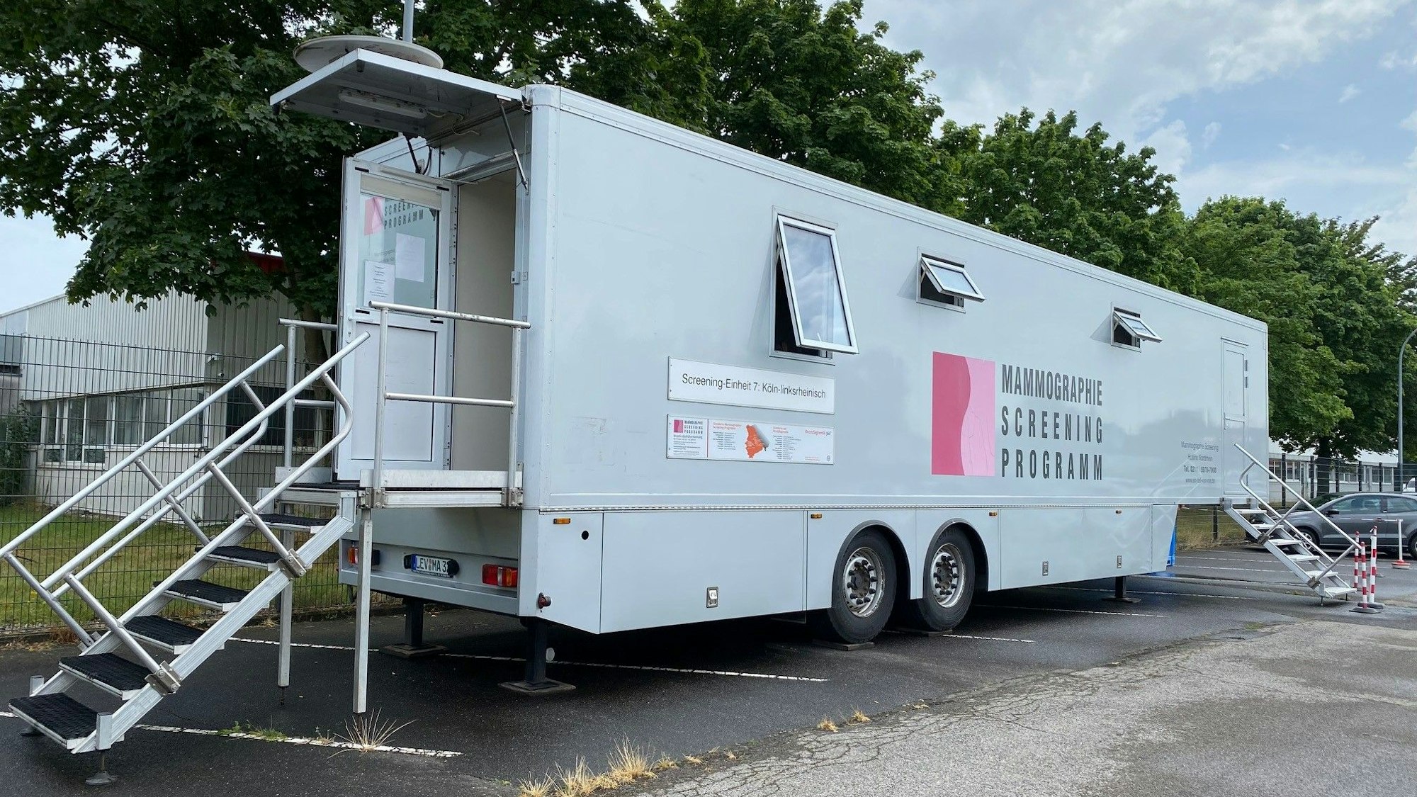 Das sogenannte Mammobil steht auf dem Firmenparkplatz des Brühler Unternehmens Dom-Sicherheitstechnik.