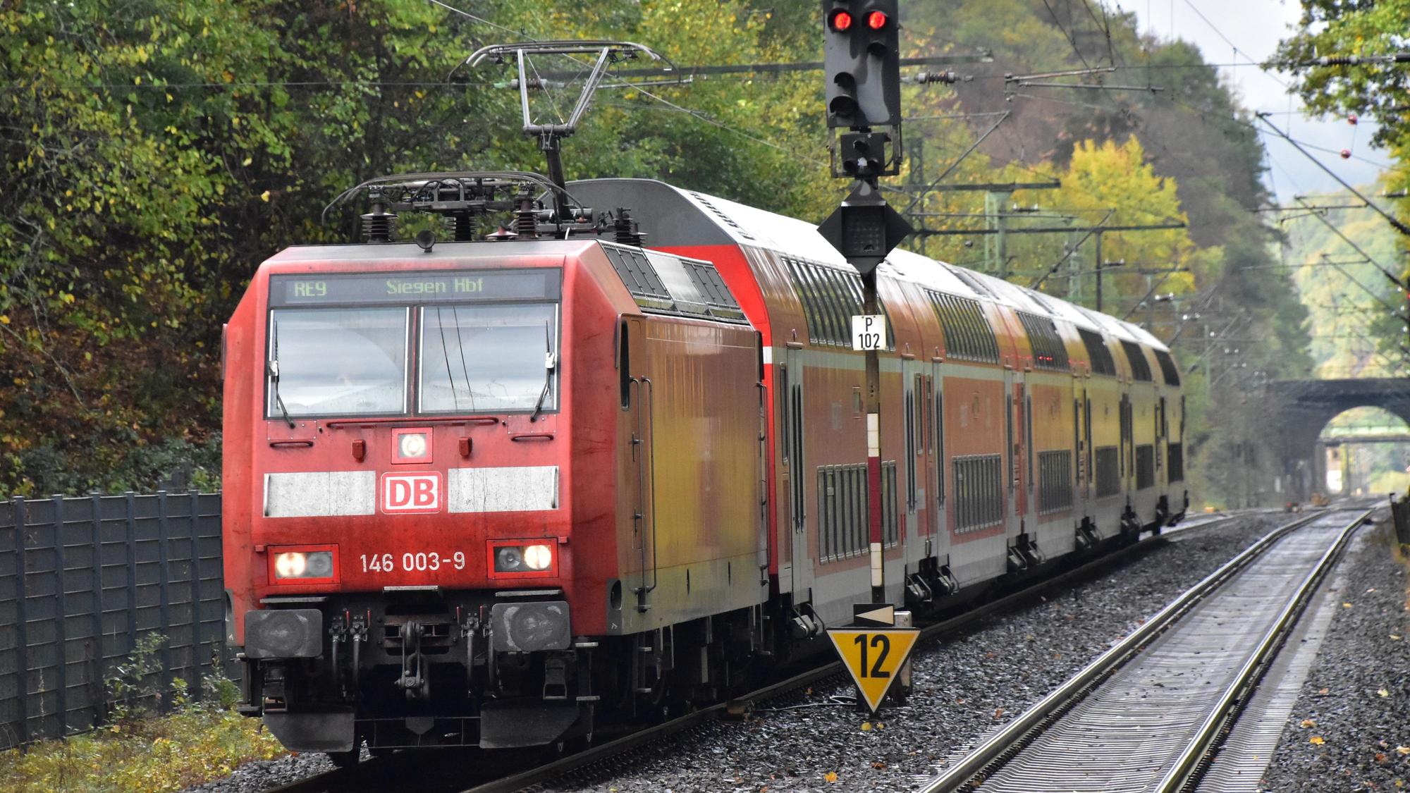 Ein Zug der Line RE 9 ist auf der Siegstrecke unterwegs.