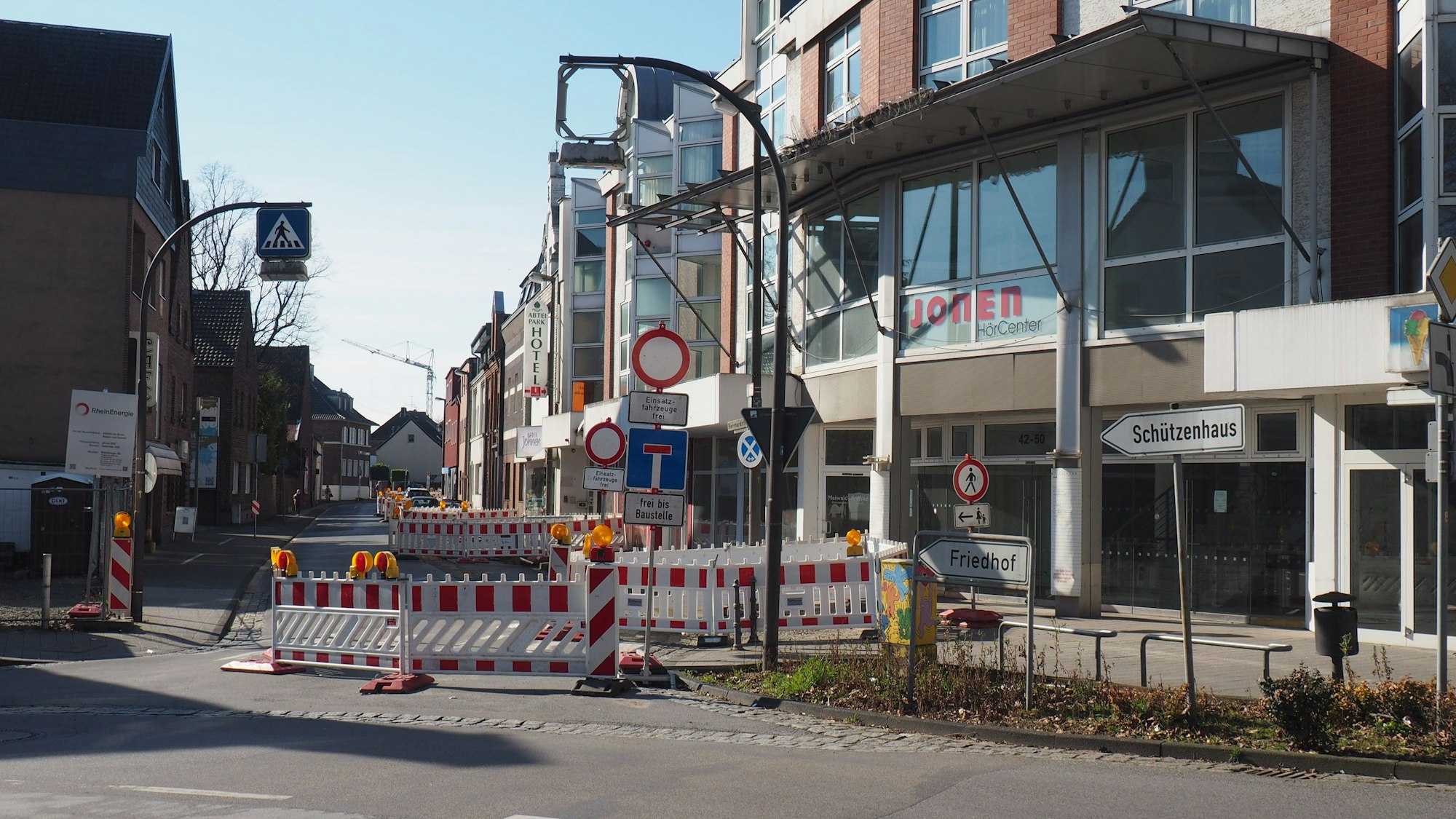 Straßensperrung der Bernhardstraße in Pulheim
