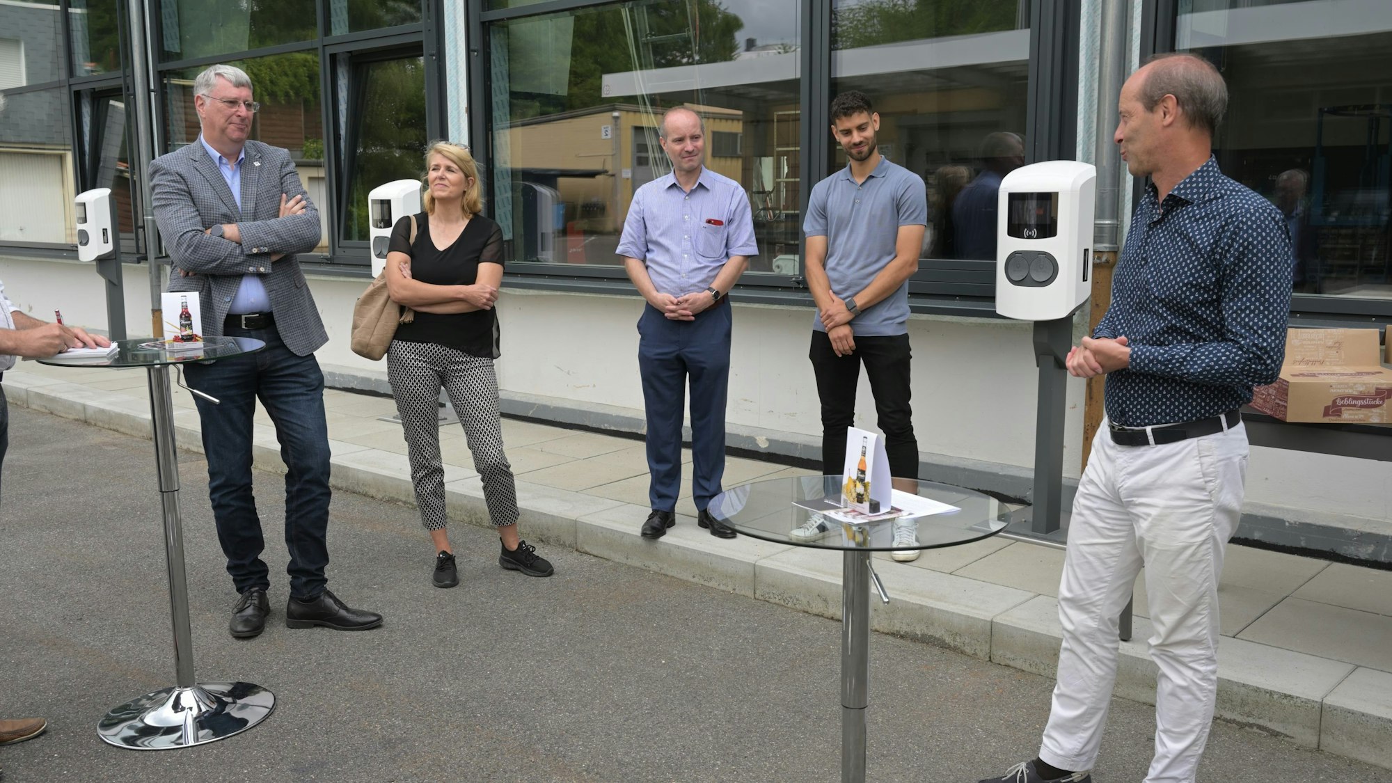 Hans-Martin Heider, Claudio Heider, Roberto Heider, Iris Odenthal (Sutko) und Michael Ludden (LM-Group) stehen bei der Vorstellung des neuen Projekts nebeneinander.