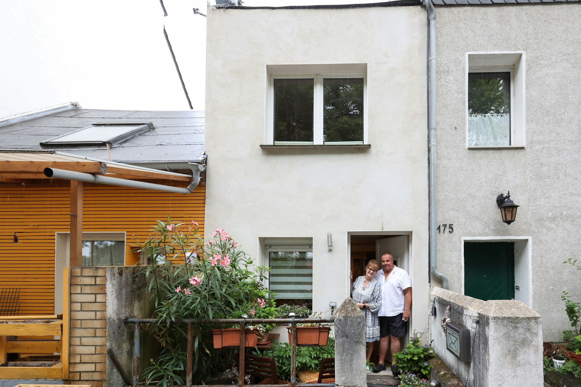 Karoline und Karl-Heinz Köckeritz stehen im Eingang ihres Hauses.