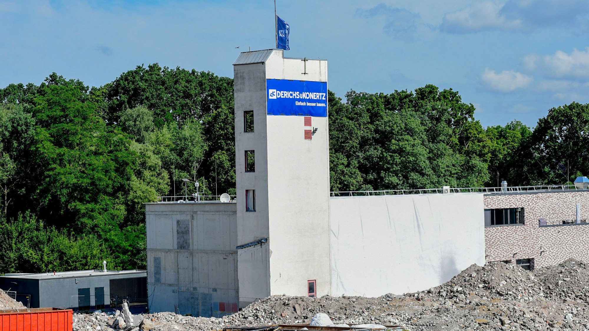 Das Foto zeigt den alten Schlauchturm vor dem Neubau der Feuerwache.