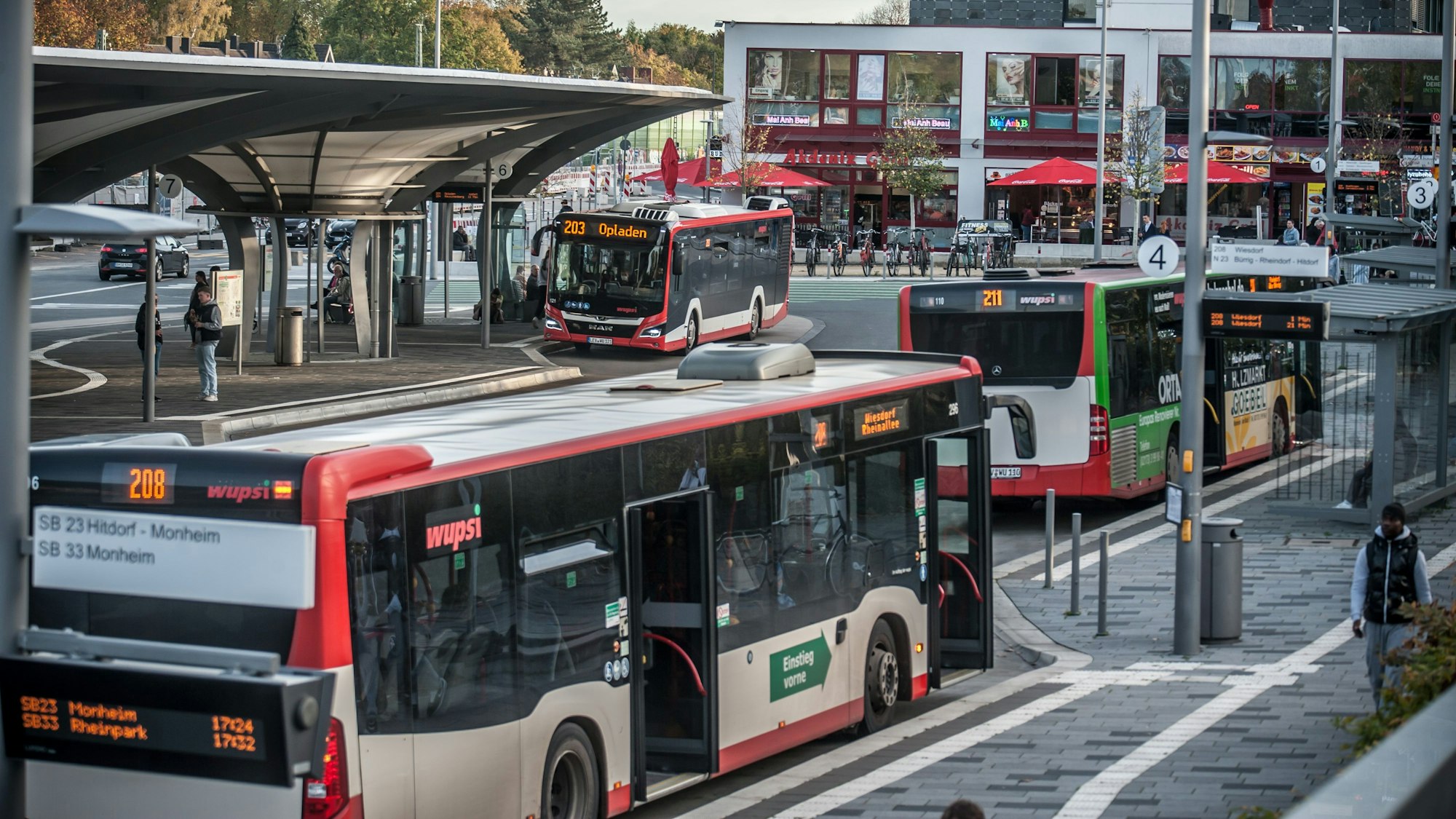 Der Busbahnhof in Wiesdorf.