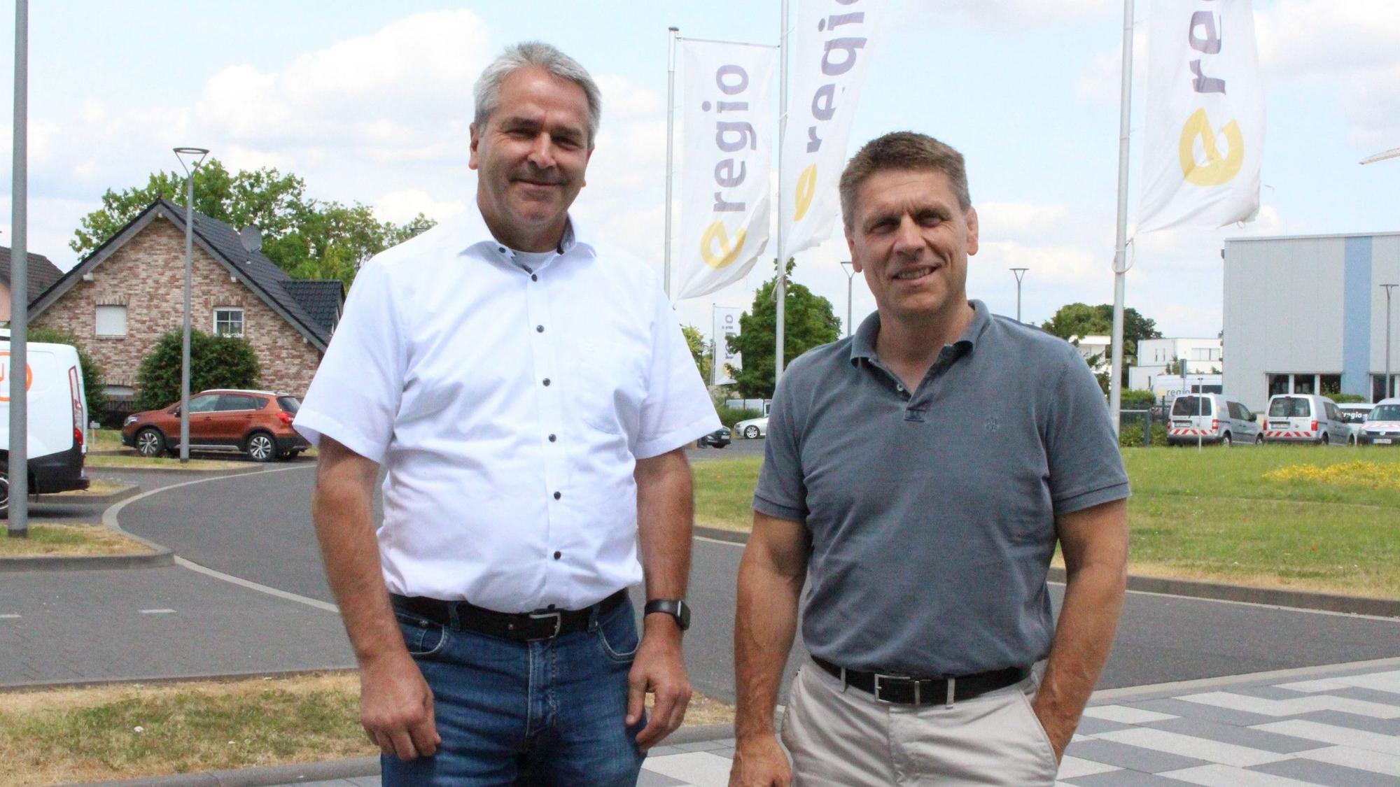 Die beiden Geschäftsführer stehen auf dem Gelände des Energieversorgers e-regio.