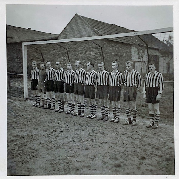 Die Houverather Elf des Jahres 1948 steht in blau-weißen Trikots im Tor des Fußballplatzes.