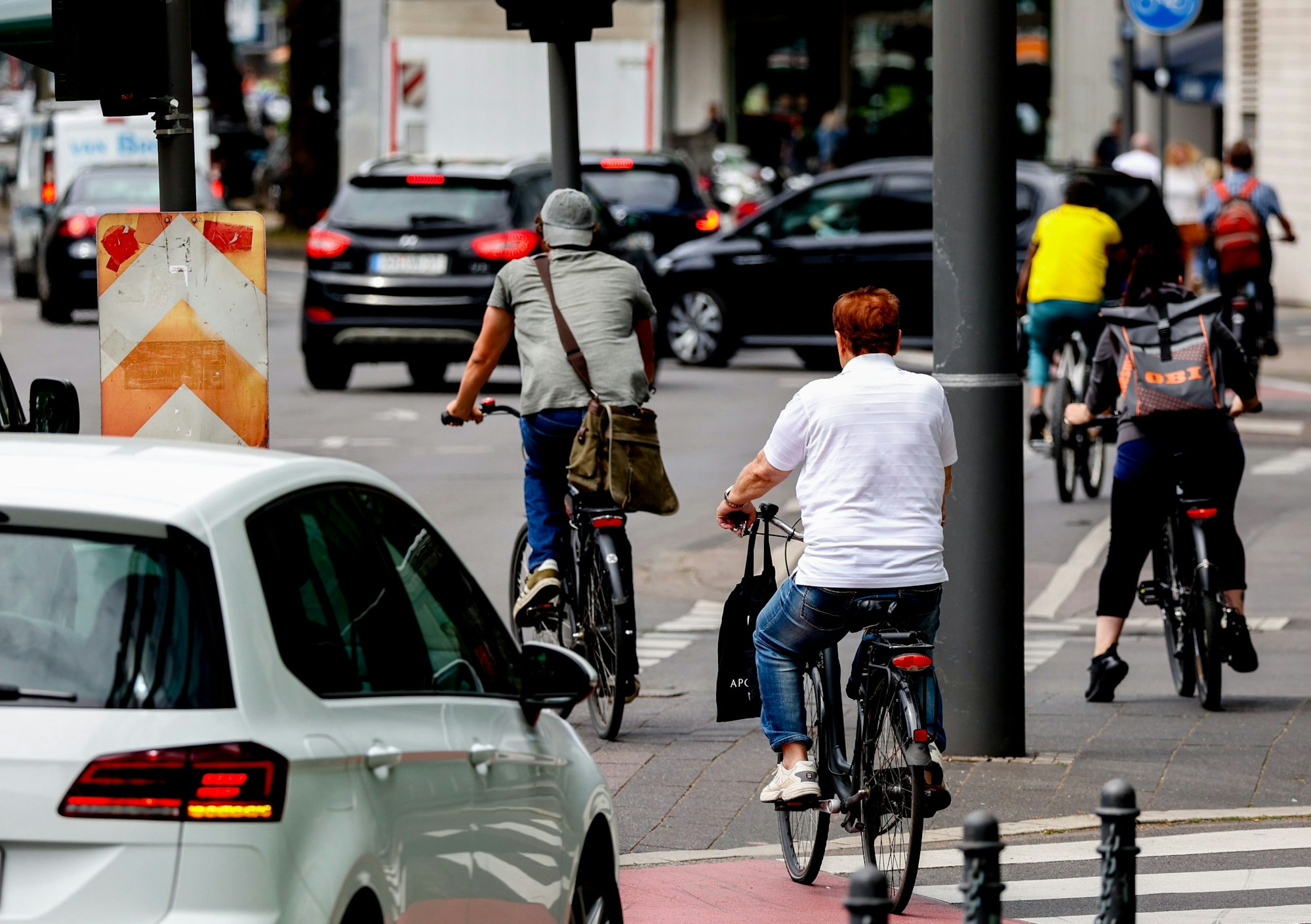 Radfahrer auf der Cäcilienstraße zwischen Neumarkt und Deuter Brücke in Köln