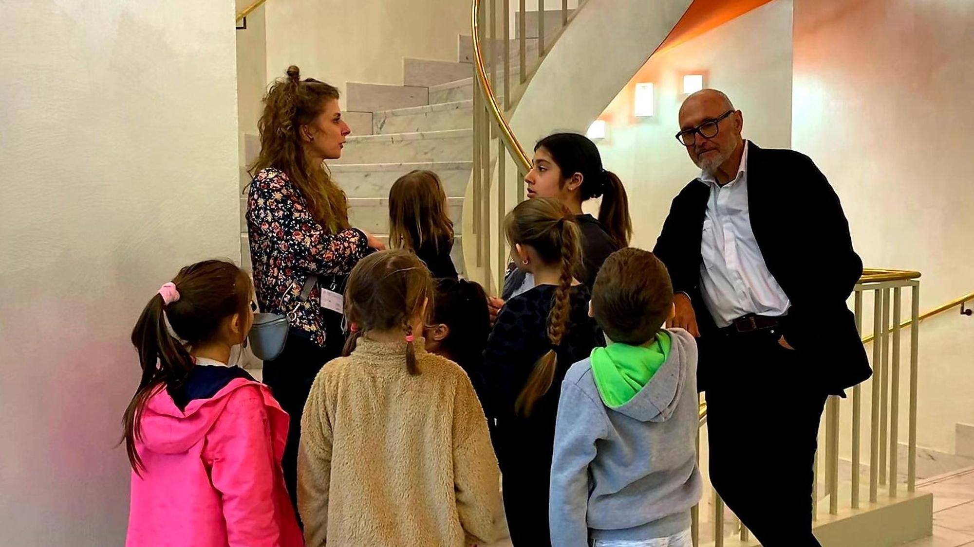 Lucia Riemenschnitter ist die Kunstvermittlerin im Museum Morsbroich Leverkusen. Hier geht sie mit den von ihr betreuten Kindern und dem Künstler Harald F. Müller durch das von Müller neu gestaltete Foyer und Treppenhaus des Museums.