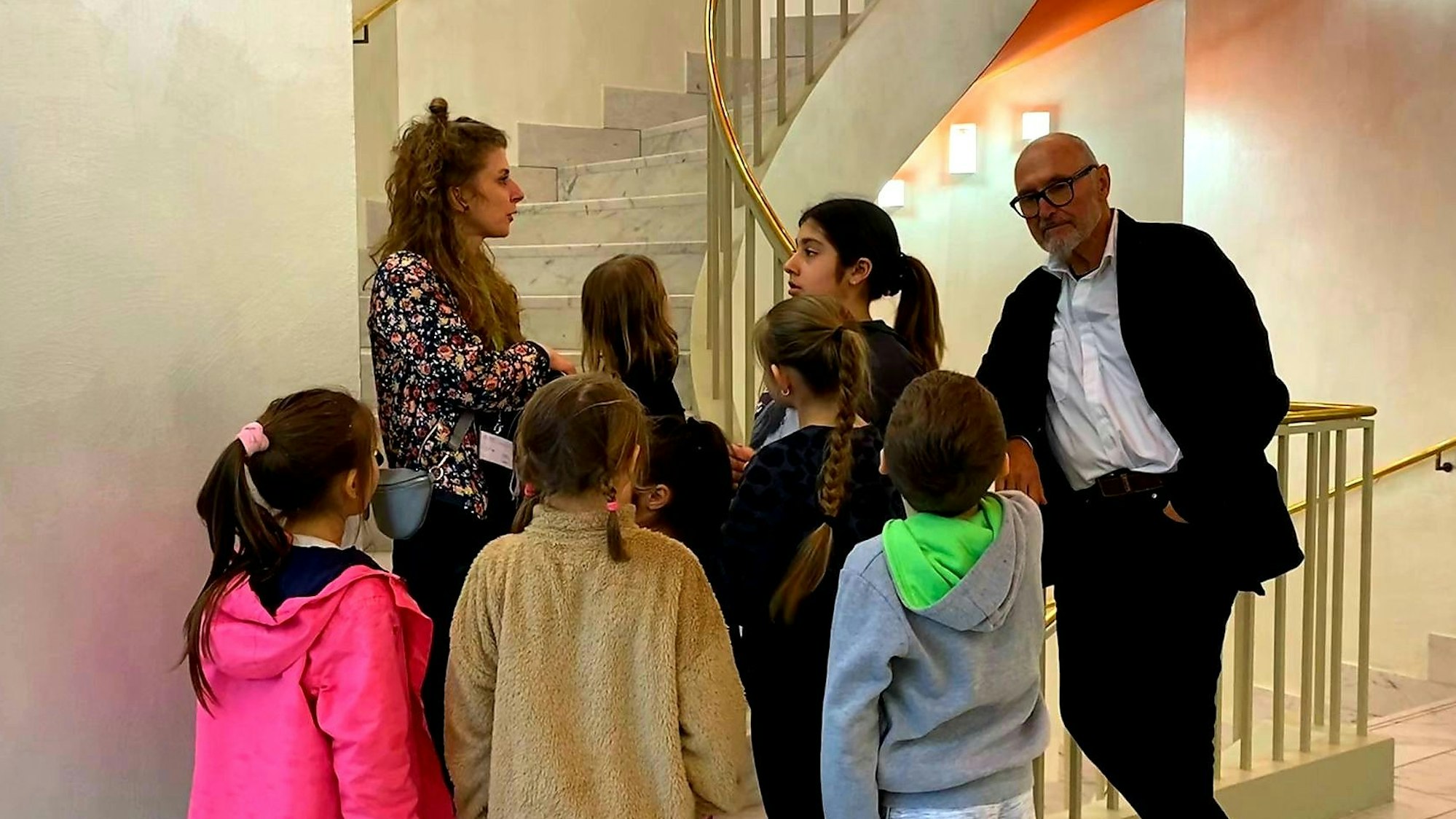 Lucia Riemenschnitter ist die Kunstvermittlerin im Museum Morsbroich Leverkusen. Hier geht sie mit den von ihr betreuten Kindern und dem Künstler Harald F. Müller durch das von Müller neu gestaltete Foyer und Treppenhaus des Museums.