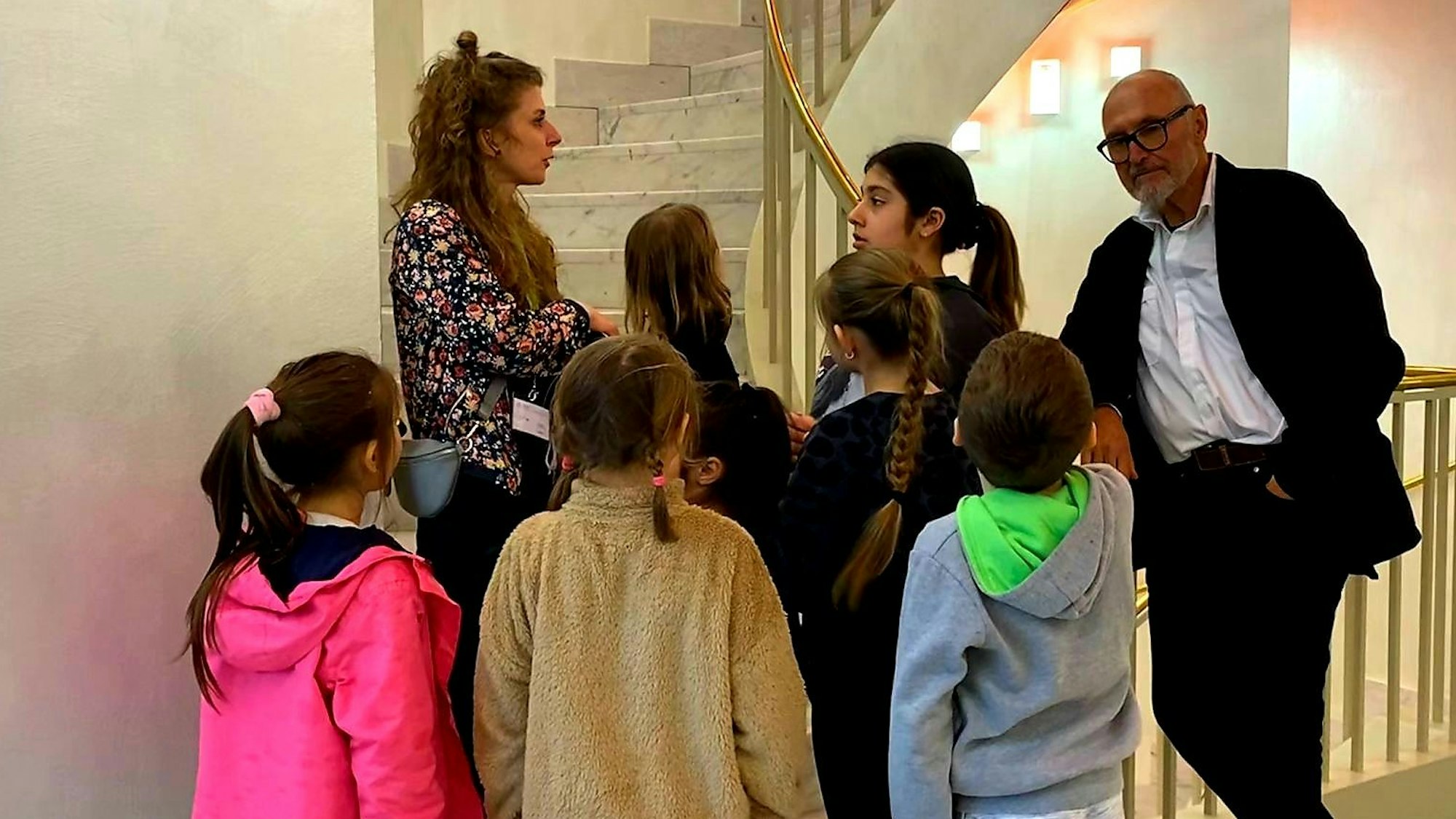 Kinder im Gespräch mit Lucia Riemenschnitter und dem Künstler Harald F. Müller.