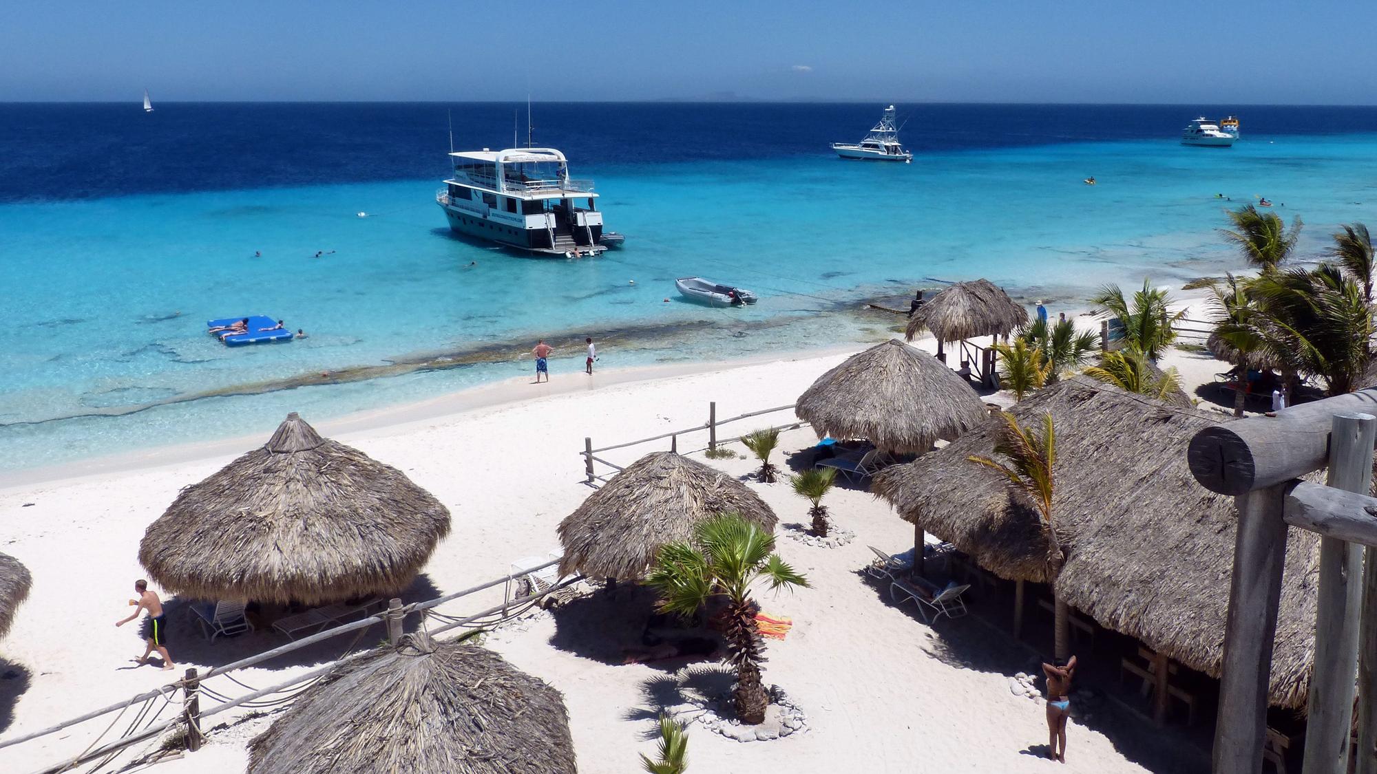 Ein Strand auf der bei der Kreuzfahrttouristen beliebten Karibikinsel Curacao.