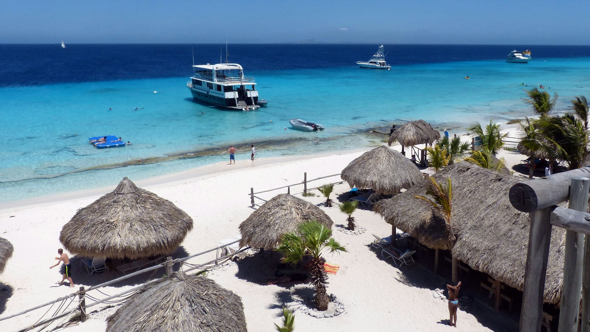 Ein Strand auf der bei der Kreuzfahrttouristen beliebten Karibikinsel Curacao.