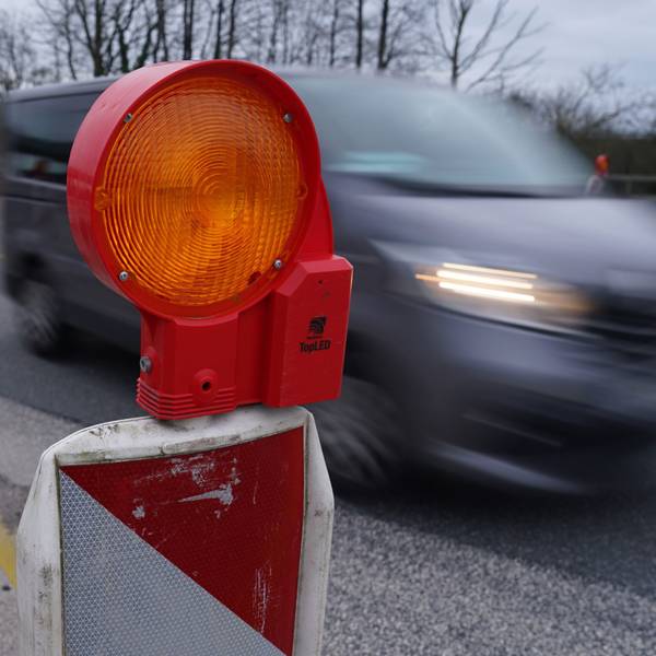 Ein Auto passiert eine Baustelle.