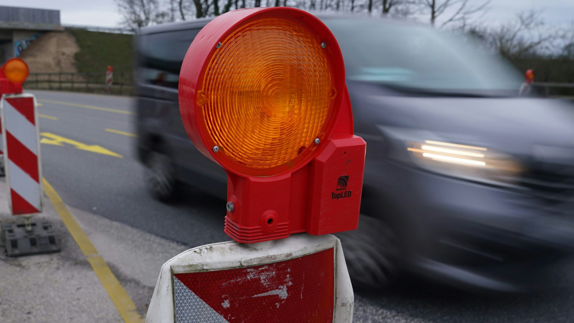 Ein Auto passiert eine Baustelle.