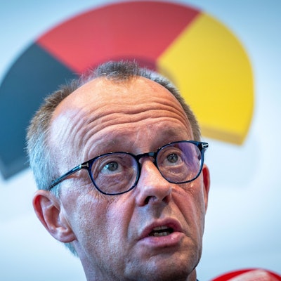 Friedrich Merz, Vorsitzender der CDU, sitzt vor einer Wand mit dem Logo der Partei bei einer Pressekonferenz.