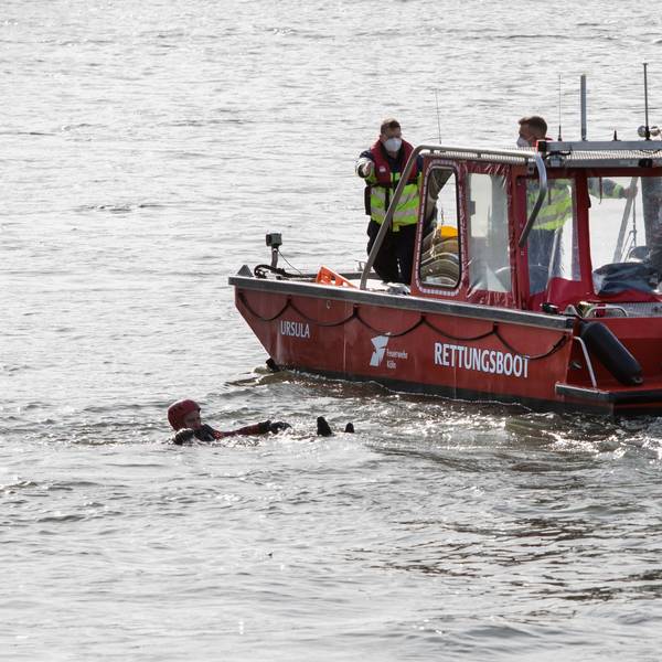 Ein Rettunsboot der Feuerwehr im Einsatz auf dem Rhein.