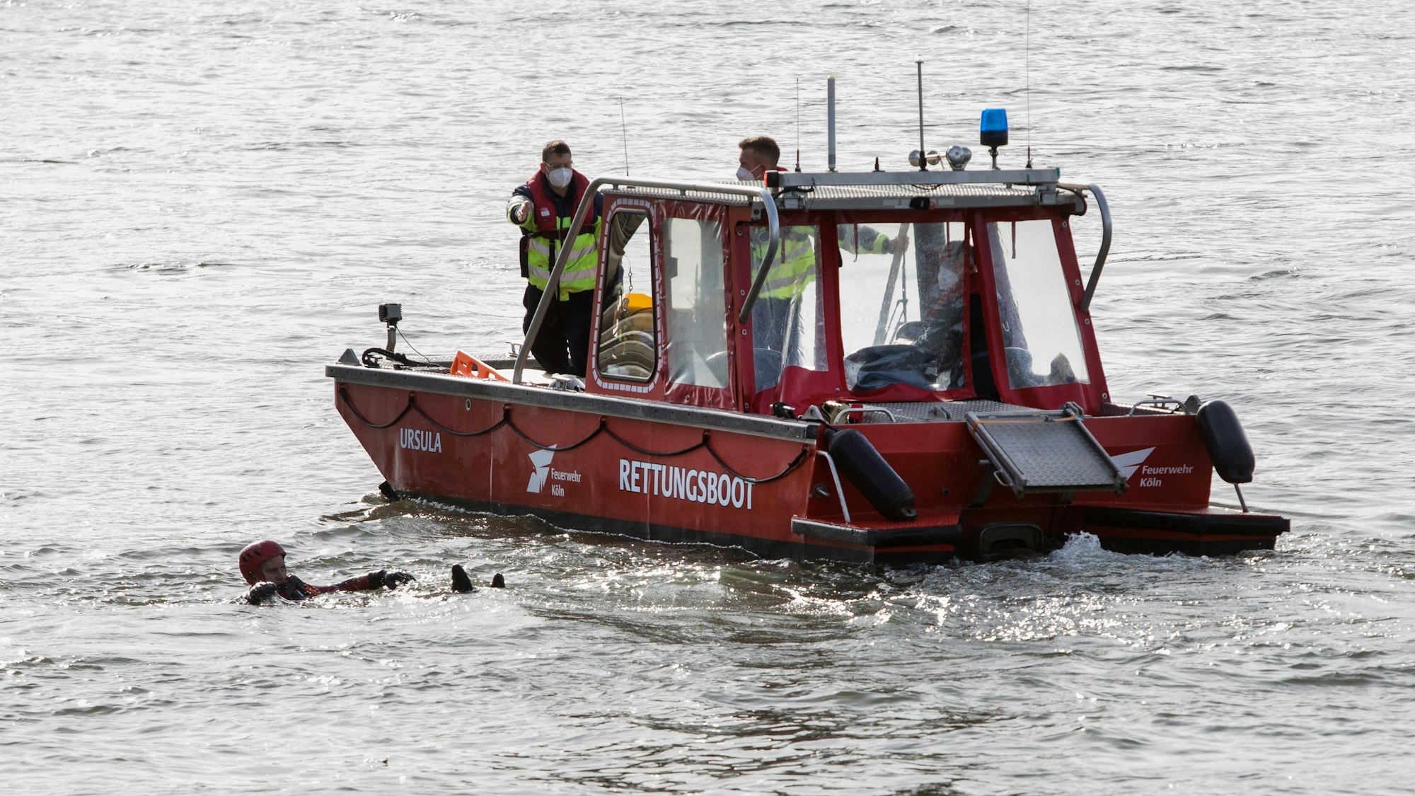 Ein Boot der Wasserrettung auf dem Rhein.