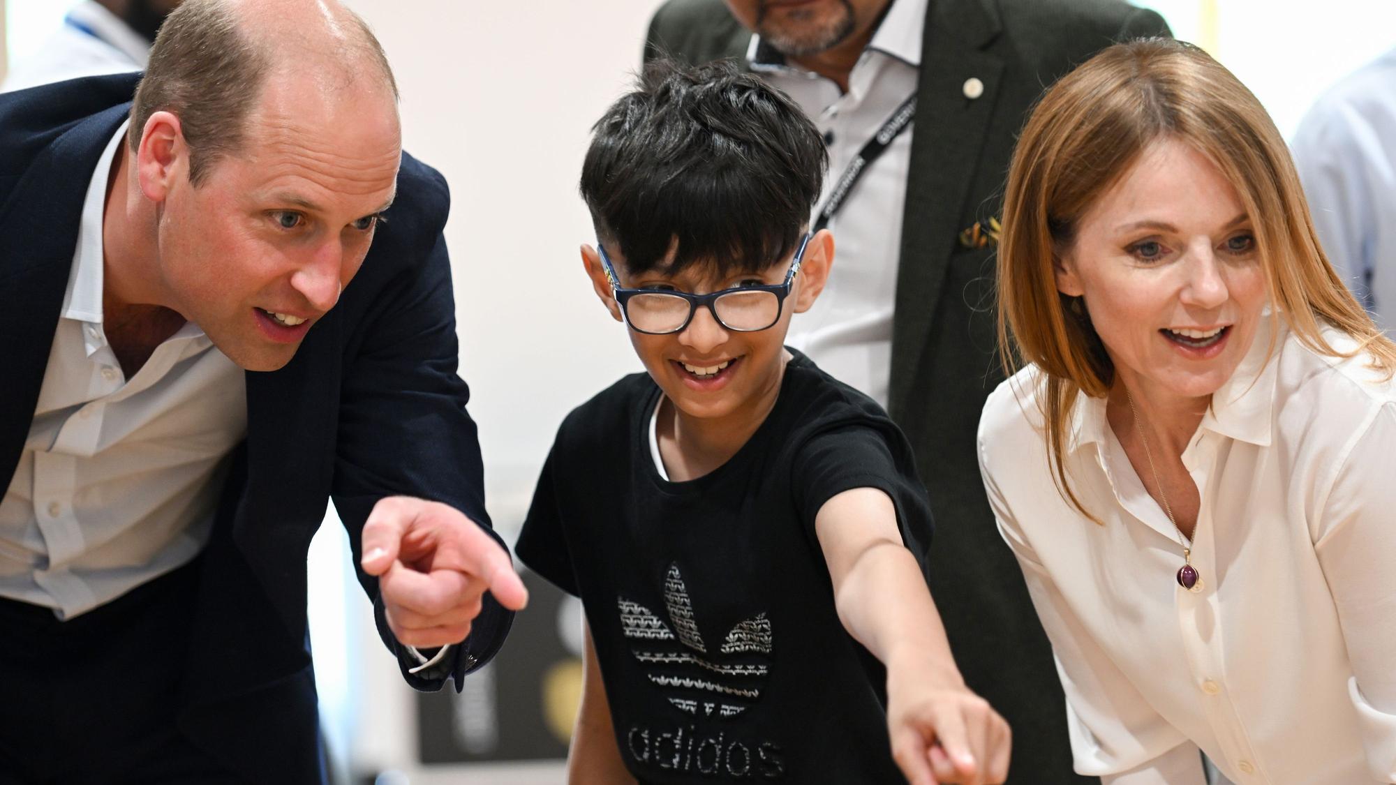 Prinz William und Geri Halliwell mit einem Schüler der Maindee Primary School.