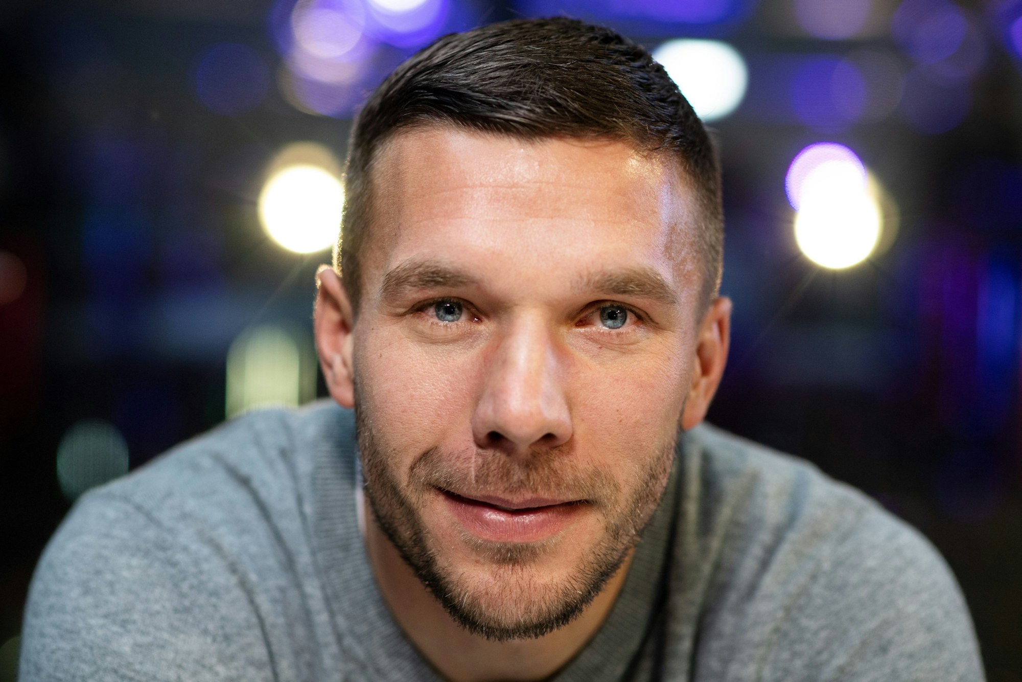Der frühere Fußall-Nationalspieler Lukas Podolski lächelt, nachdem er einen Partnervertrag mit dem Internet-Dienstleister Rakuten unterschrieben hat.