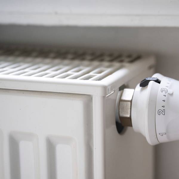 Blick auf einen Heizkörper mit Thermostat.