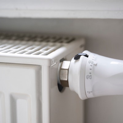 Blick auf einen Heizkörper mit Thermostat.