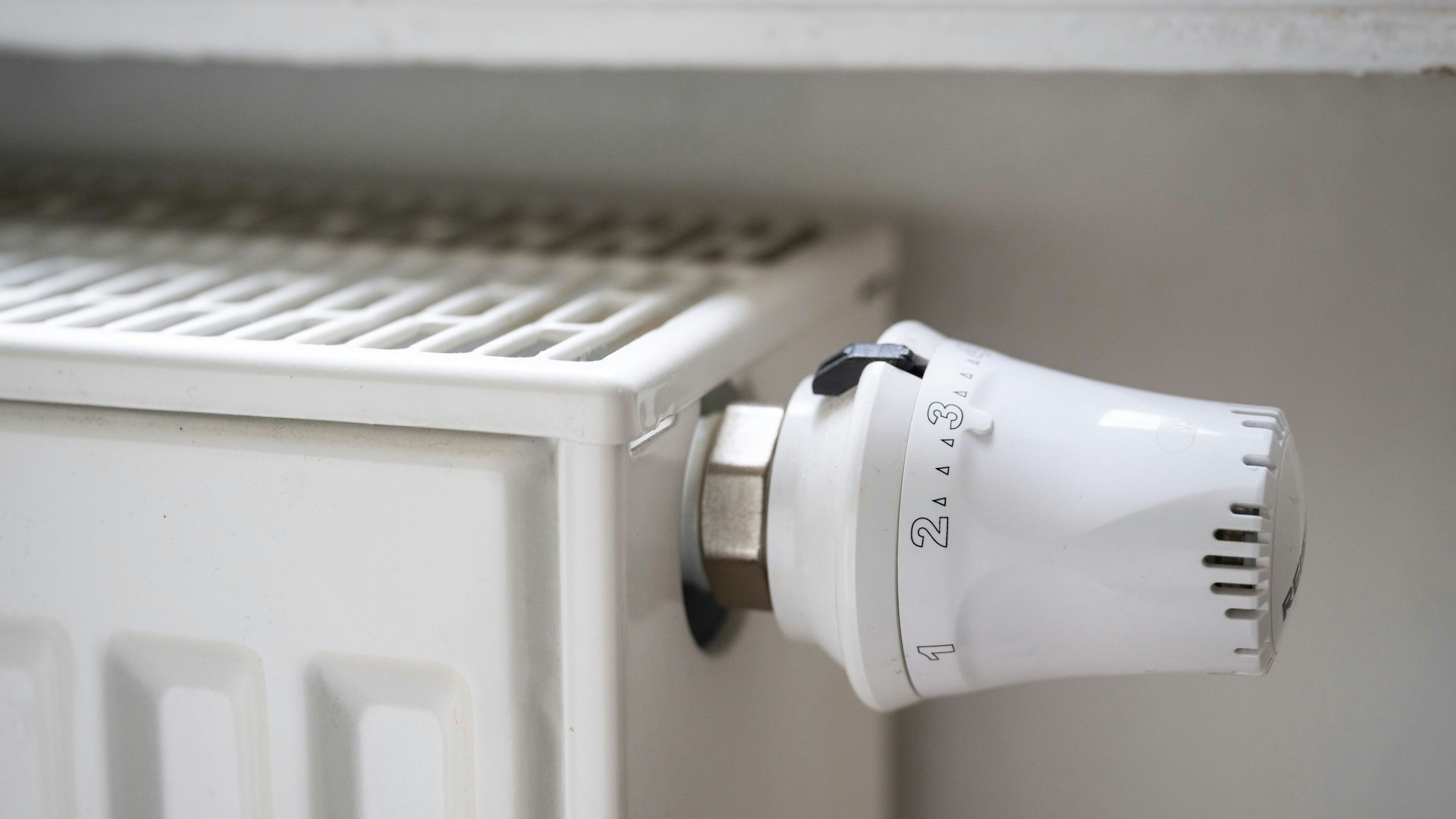 Blick auf einen Heizkörper mit Thermostat.