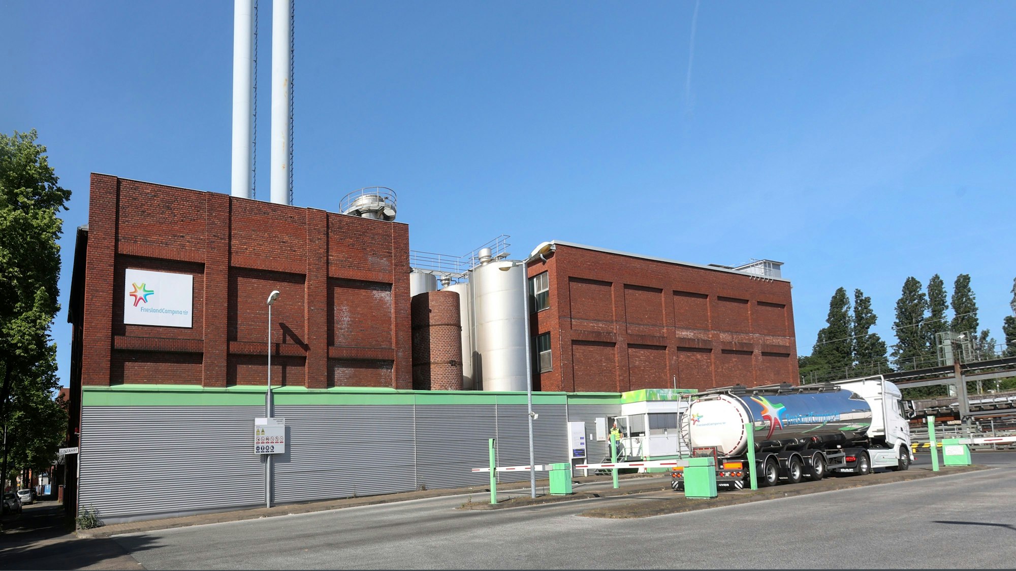 Früheres Werk von FrieslandCampina (früher Tuffi). Die Unternehmensgruppe Theo Müller, als neue Inhaberin wird das Werk zum Jahrsende schließen, 200 Mitarbeitende verlieren ihre Jobs.
Geldernstraße 46 in Nippes
Foto: Martina Goyert