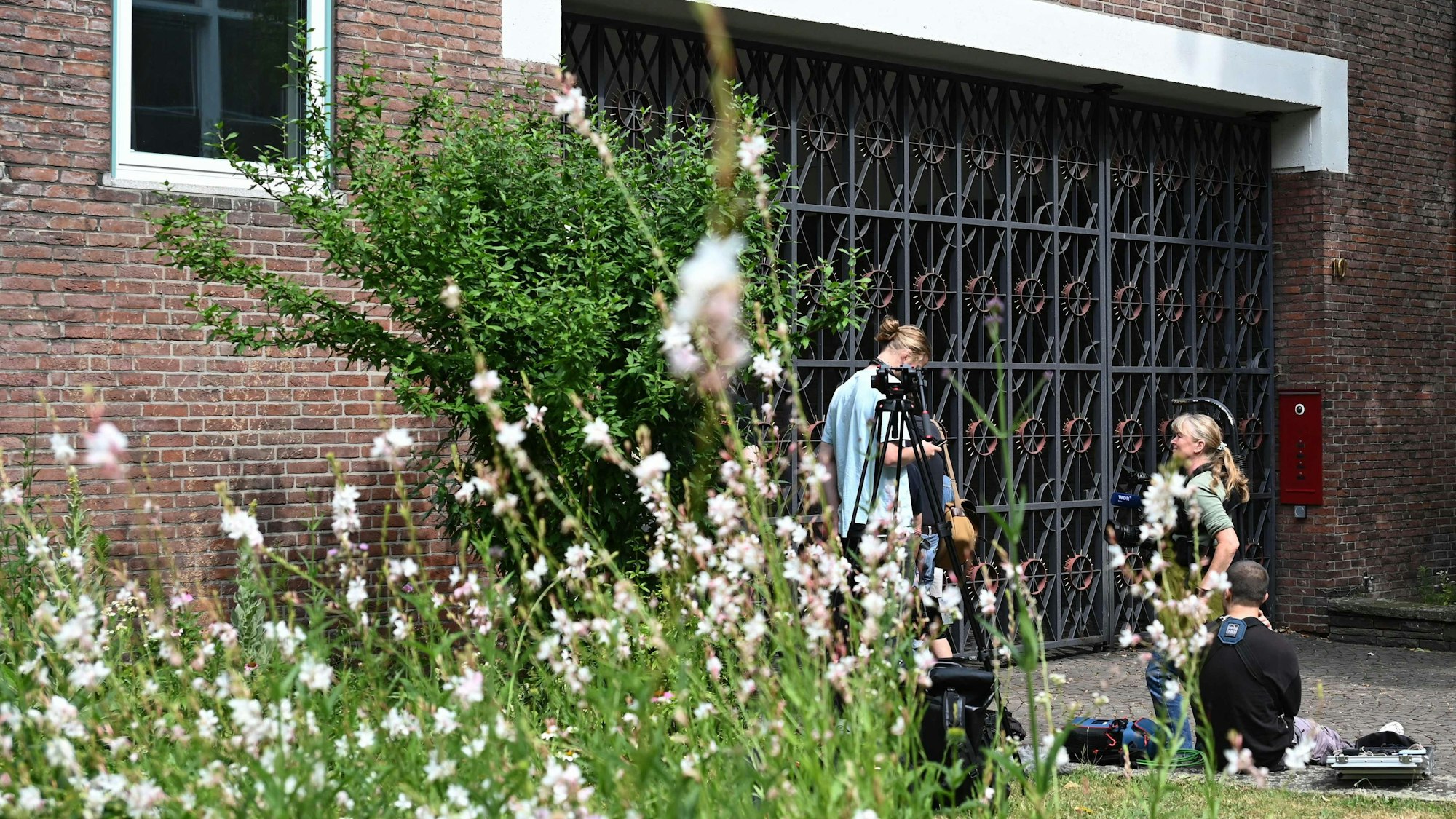 Journalisten vor Woelkis Wohnsitz.