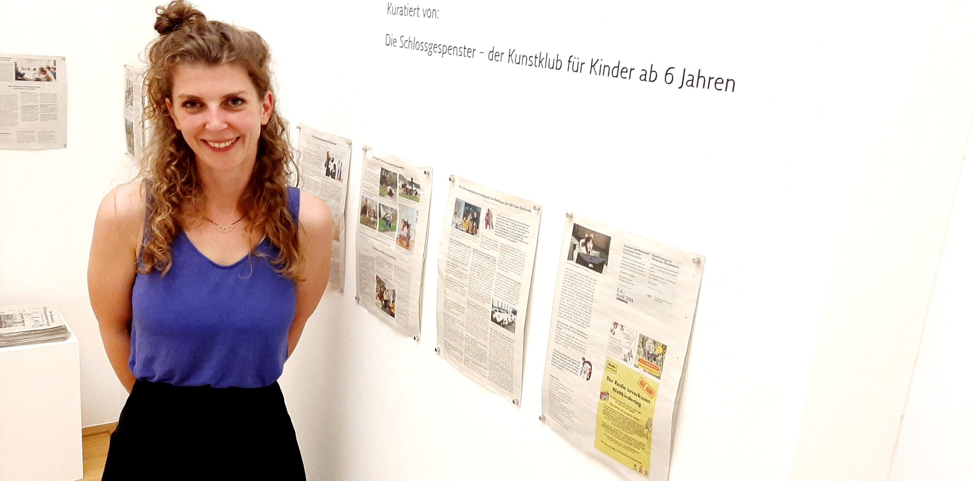 Lucia Riemenschnitter vor der Kunstzeitung ihrer „Schlossgespenster“.