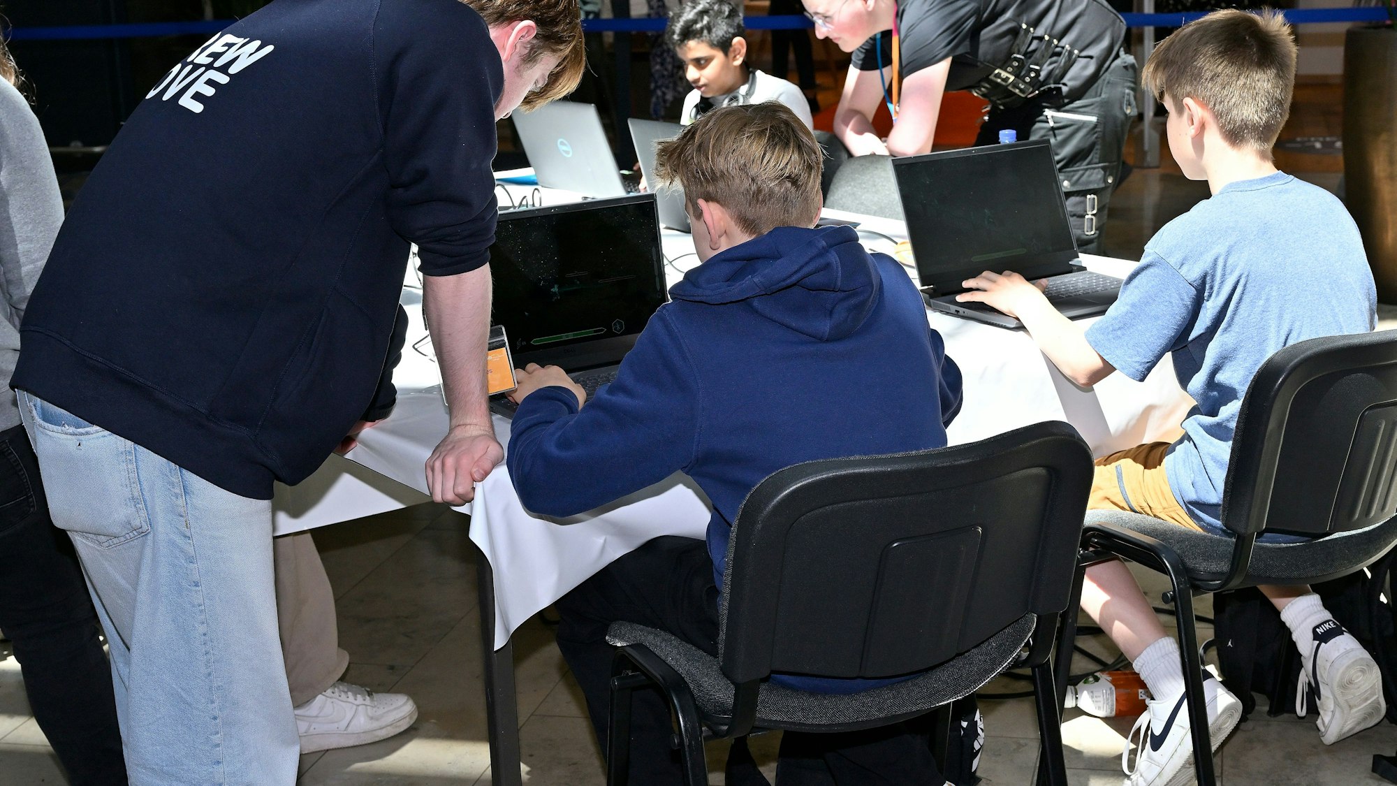 Das bib college zeigt House of Code in der RheinBerg Galerie mit Virtual Escape Room und Game Challenge.