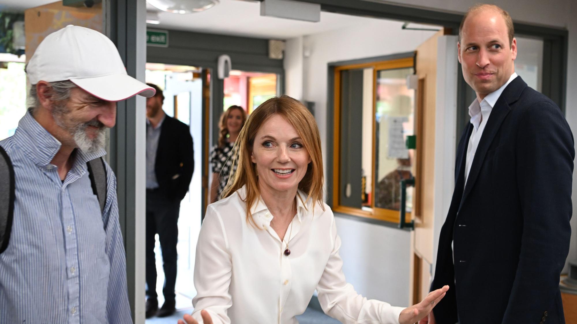 Prinz William und Geri Halliwell mit anderen Personen in der Schule.