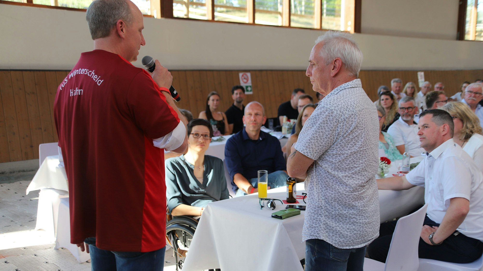Der TuS Winterscheid feierte sein 100-jähriges Bestehen in der Reithalle der Familie Willms. Frank Unglauben gratulierte dem Rollstuhltischtennis-Team zum Aufstieg in die 1. Bundesliga.