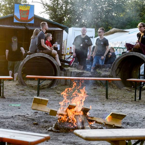 Das Lagerfeuer durfte zur Eröffnung der Zeltstadt nicht fehlen.