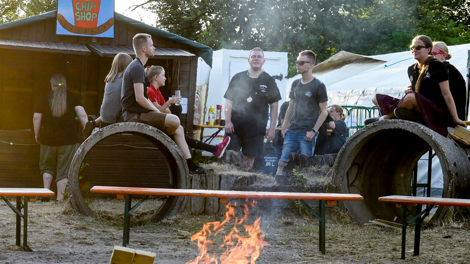 Das Lagerfeuer durfte zur Eröffnung der Zeltstadt nicht fehlen.